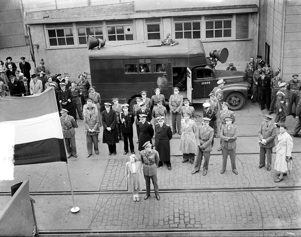 Aankomst Waterman Prins Bernhard en Prins Beatrix op kade, Bestanddeelnr 903-4375