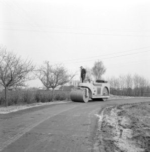Aanleg en verbeteren van wegen, dijken en spaarbekken, afwalsen, Bestanddeelnr 161-0998