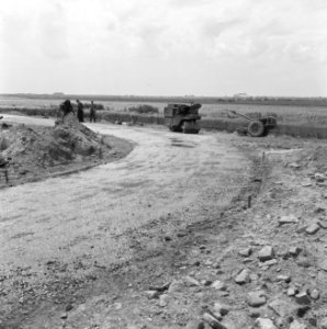 Aanleg en verbeteren van wegen, dijken en spaarbekken, cementstabilisatie, funde, Bestanddeelnr 161-0414