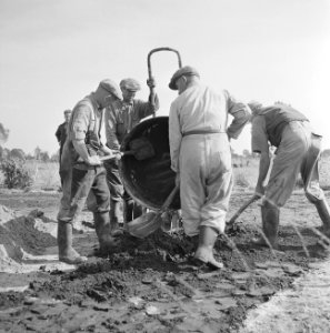 Aanleg en verbeteren van wegen, dijken en spaarbekken, bitumenstabilisatie, dwan, Bestanddeelnr 161-0538