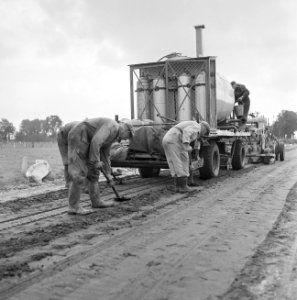 Aanleg en verbeteren van wegen, dijken en spaarbekken, bitumenstabilisatie, afwe, Bestanddeelnr 161-0558