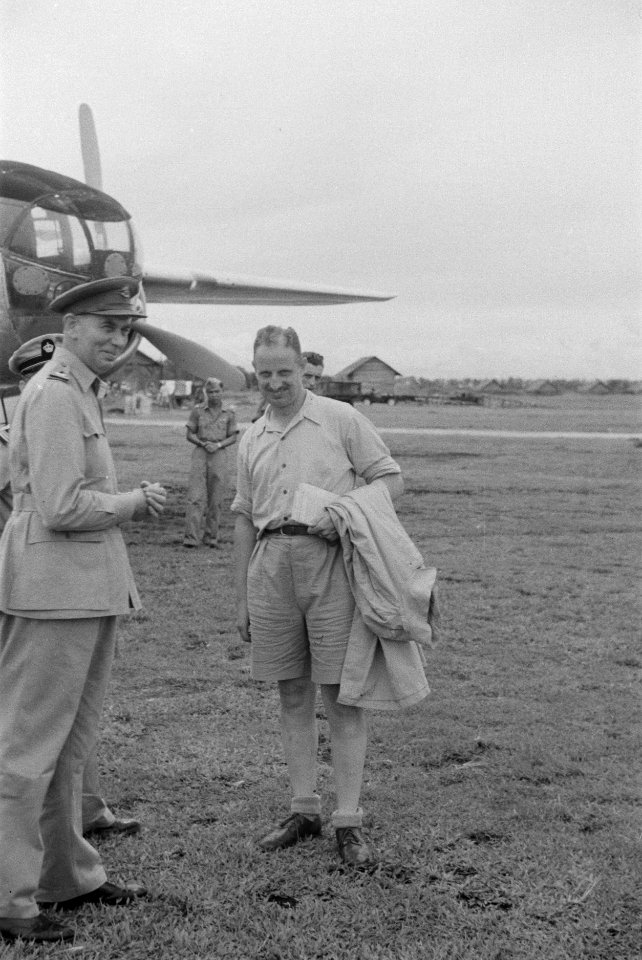 Aankomst vliegveld Medan. Jonkheer G.A.M.J. Ruijs de Beerenbrouck, in bermuda, w, Bestanddeelnr 194-2-1