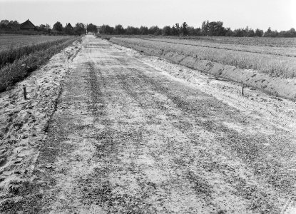 Aanleg en verbeteren van wegen, dijken en spaarbekken, funderingen, zand, lavali, Bestanddeelnr 161-0470