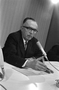 Aankomst Willem Bruynzeel (directeur) op Schiphol (kop), Bestanddeelnr 921-0518