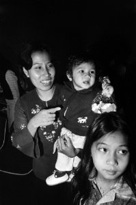Aankomst Vietnamese vluchtelingen op Schiphol moeder met twee kinderen, Bestanddeelnr 928-7953