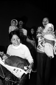 Aankomst Vietnamese vluchtelingen op Schiphol familie, Bestanddeelnr 928-7954