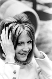 Aankomst zangeres Sandie Shaw op Schiphol, Bestanddeelnr 920-0372
