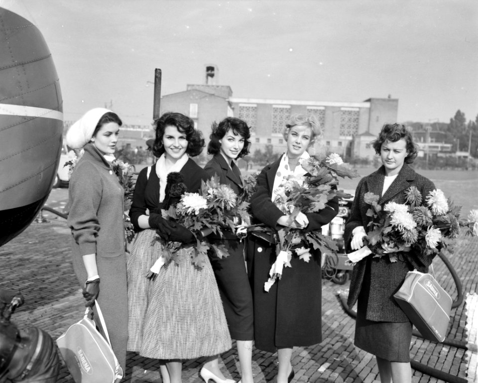 Aankomst vijf schoonheidskoninginnen op Heliport te Rotterdam. V.l.n.r. Miss IJ, Bestanddeelnr 909-0093