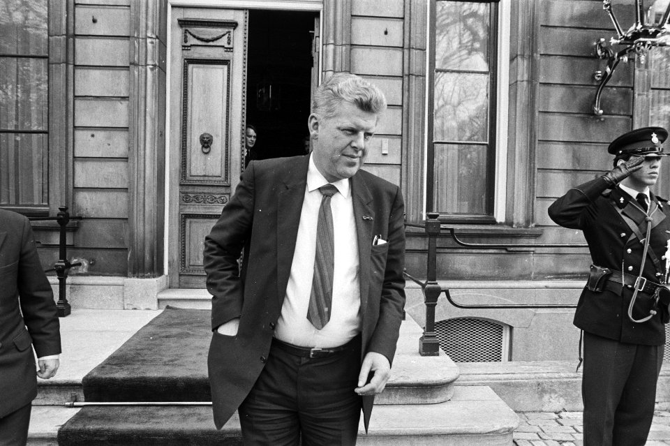 Aankomst Wim Duisenberg (PvdA) bij Paleis Lange Voorhout, Bestanddeelnr 931-7463