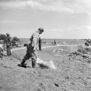 Aanleg en verbeteren van wegen, dijken en spaarbekken, cementstabilisatie, cemen, Bestanddeelnr 161-0397