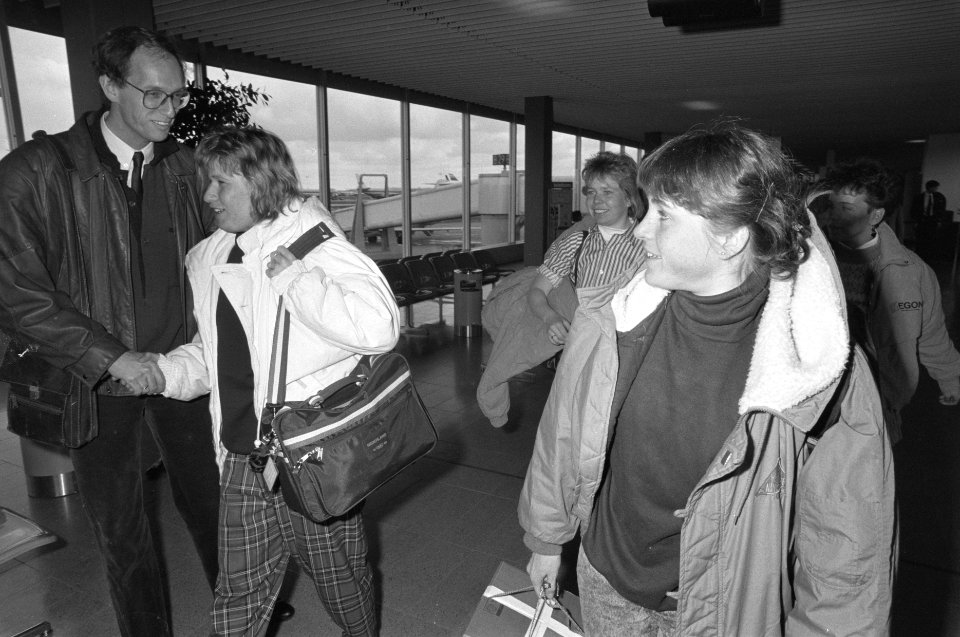 Aankomst Yvonne van Gennip op Schiphol na WK in Noorwegen wereldkampioene Karin , Bestanddeelnr 934-2100