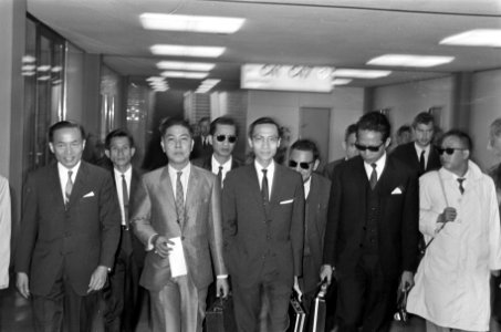 Aankomst Zuid-Vietnamese parlementaire delegatie op Schip 3e van links Nguyen Ba, Bestanddeelnr 921-5056