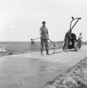 Aanleg en verbeteren van wegen, dijken en spaarbekken, cementstabilisatie, afspr, Bestanddeelnr 161-0376