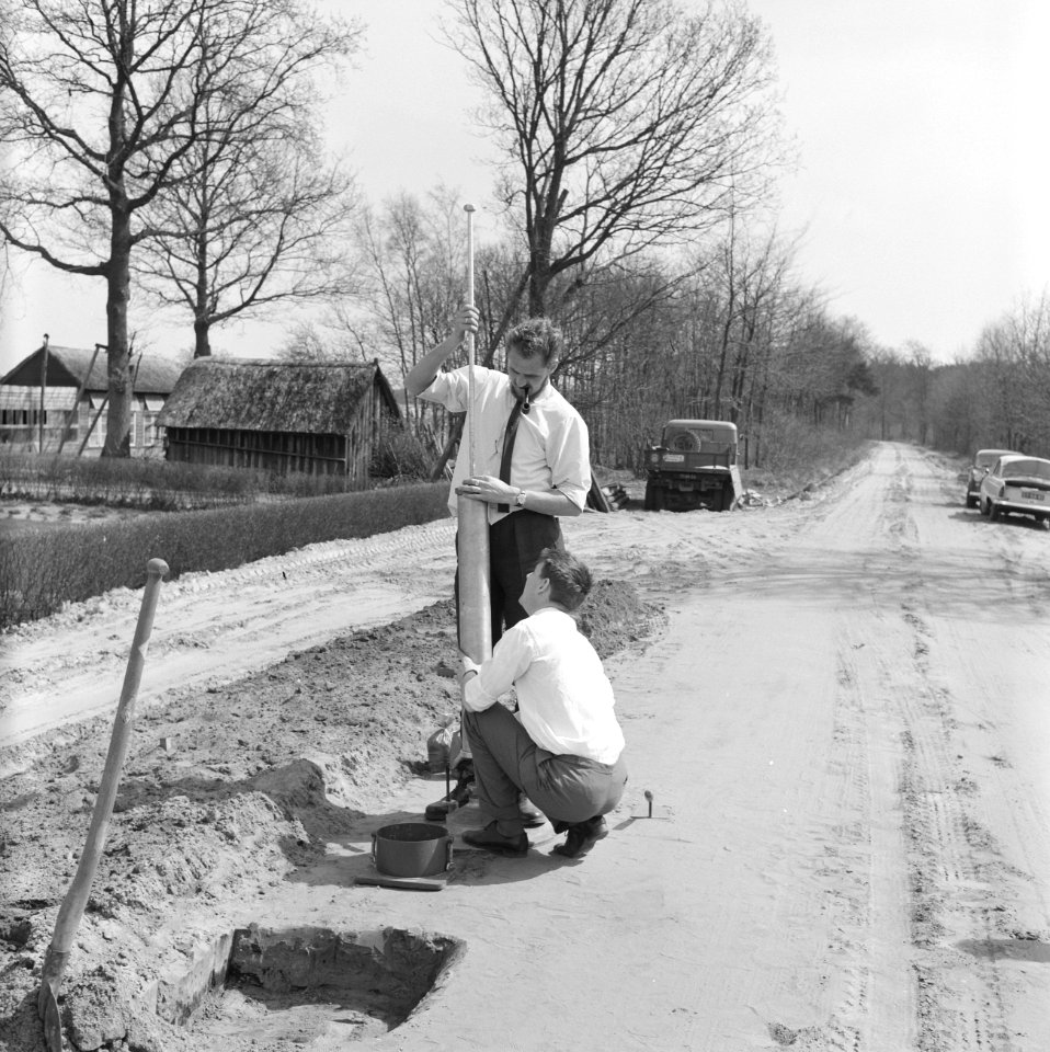 Aanleg en verbeteren van wegen, dijken en spaarbekken, betonwegen, aanleg aardeb, Bestanddeelnr 161-1234