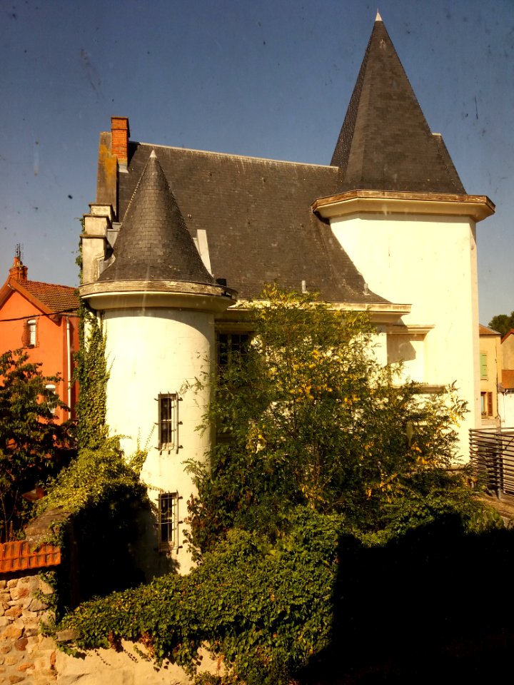 Amplepuis - Place Vietty - Sud de la grande maison vue depuis l'ancienne chapelle de l'hôpital