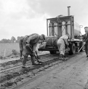 Aanleg en verbeteren van wegen, dijken en spaarbekken, bitumenstabilisatie, afwe, Bestanddeelnr 161-0559