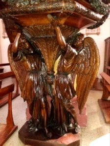 Amplepuis - Église Saint Pothin - Chaire - Anges soutenant la chaire