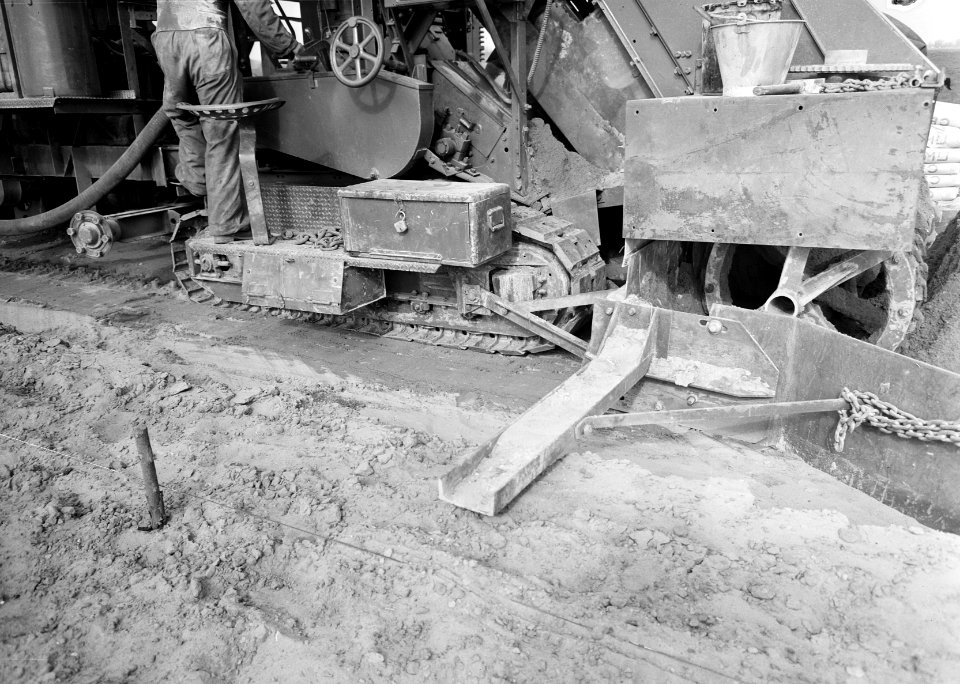 Aanleg en verbeteren van wegen, dijken en spaarbekken, grondcementstabilisatie, , Bestanddeelnr 161-0332