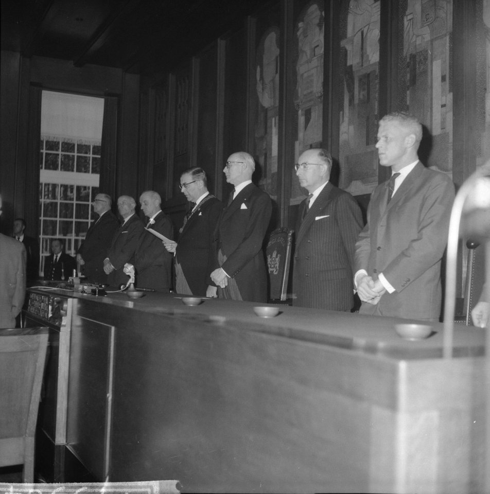 Amsterdamse Gemeenteraad herdacht prinses Wilhelmina , v.l.n.r. wethouder Tabak , Bestanddeelnr 914-5564