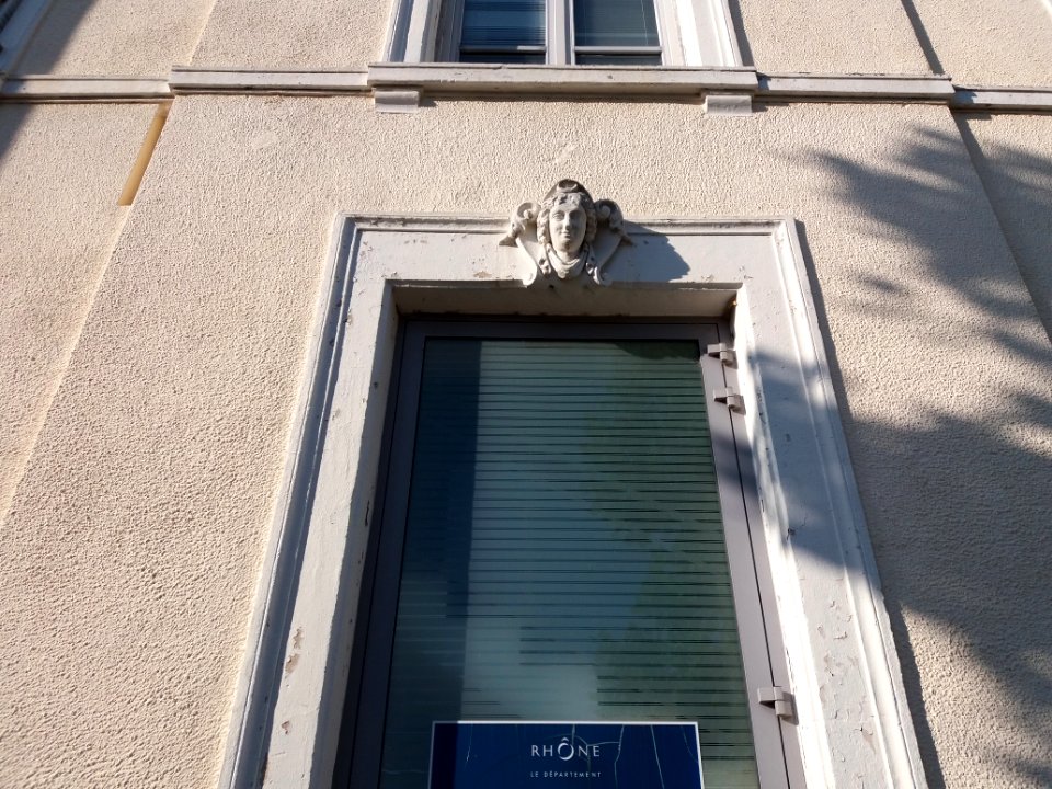 Amplepuis - Place de l'Europe - Fenêtre de la Maison du Rhône