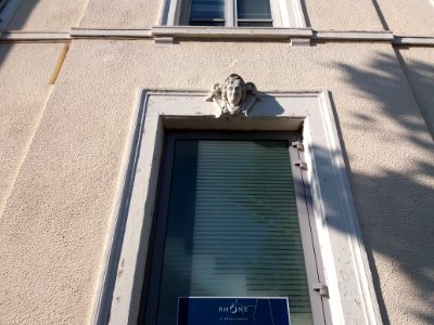 Amplepuis - Place de l'Europe - Fenêtre de la Maison du Rhône