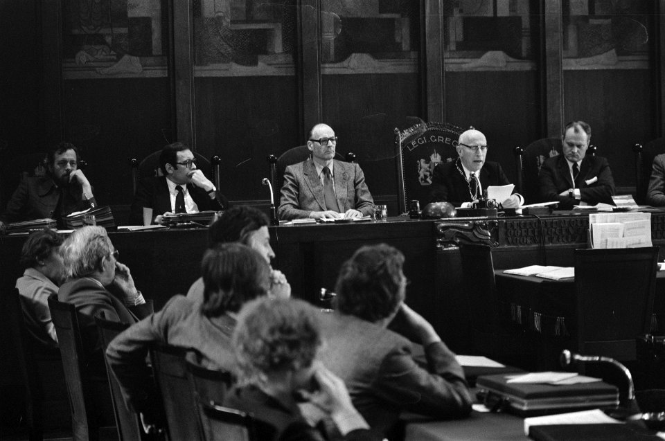 Amsterdamse gemeenteraad over slaapverbod in Vondelpark overzicht burgemeester , Bestanddeelnr 927-6811