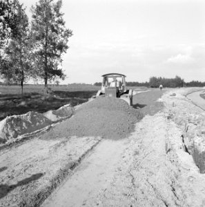 Aanleg en verbeteren van wegen, dijken en spaarbekken, grindkleistabilisatie, eg, Bestanddeelnr 161-0970