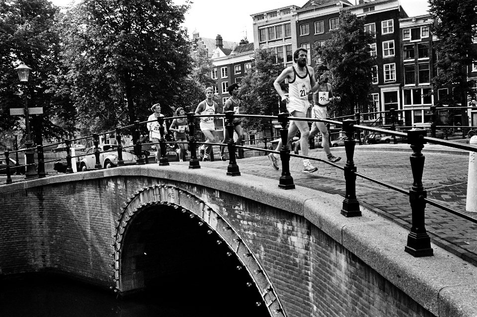 Amsterdamse Grachtenloop ( 21 km ) deelnemers onderweg, Bestanddeelnr 930-8701