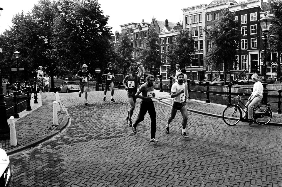 Amsterdamse Grachtenloop ( 21 km ) deelnemers onderweg, Bestanddeelnr 930-8702