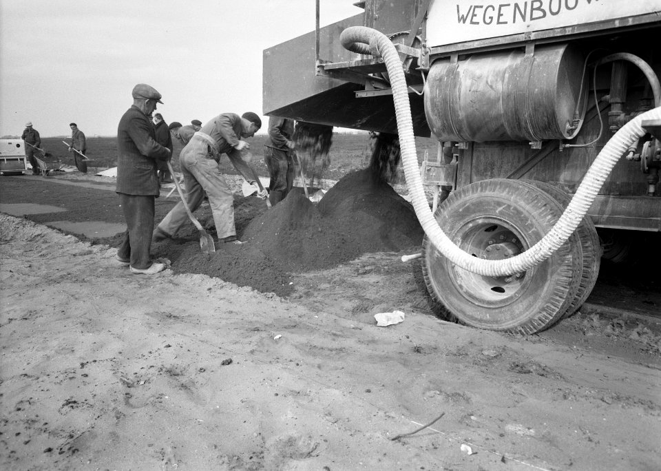 Aanleg en verbeteren van wegen, dijken en spaarbekken, grondcementstabilisatie, , Bestanddeelnr 161-0350