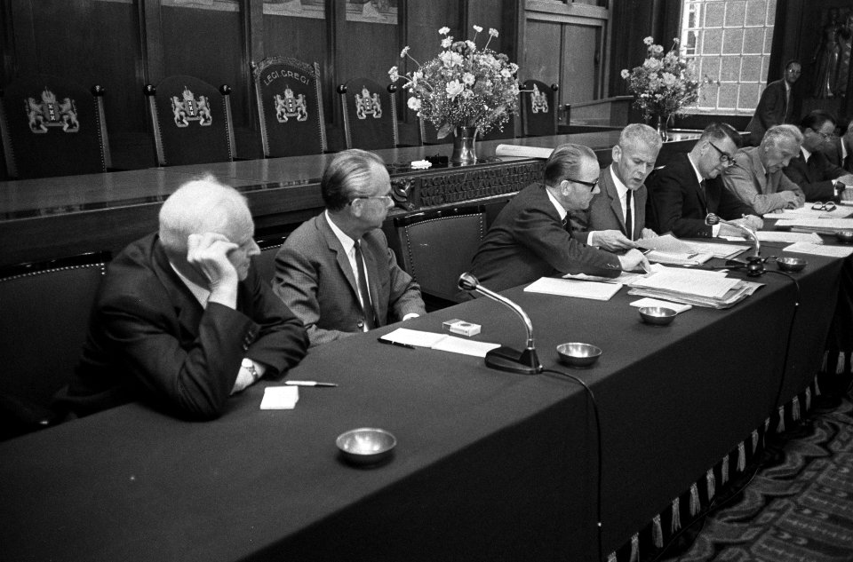 Amsterdamse gemeenteraad hield hearing , wethouder Elsenburg (vierde links) aa, Bestanddeelnr 920-6042