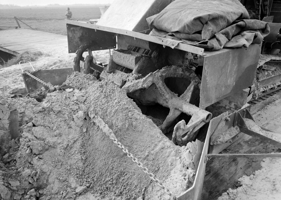 Aanleg en verbeteren van wegen, dijken en spaarbekken, grondcementstabilisatie, , Bestanddeelnr 161-0331