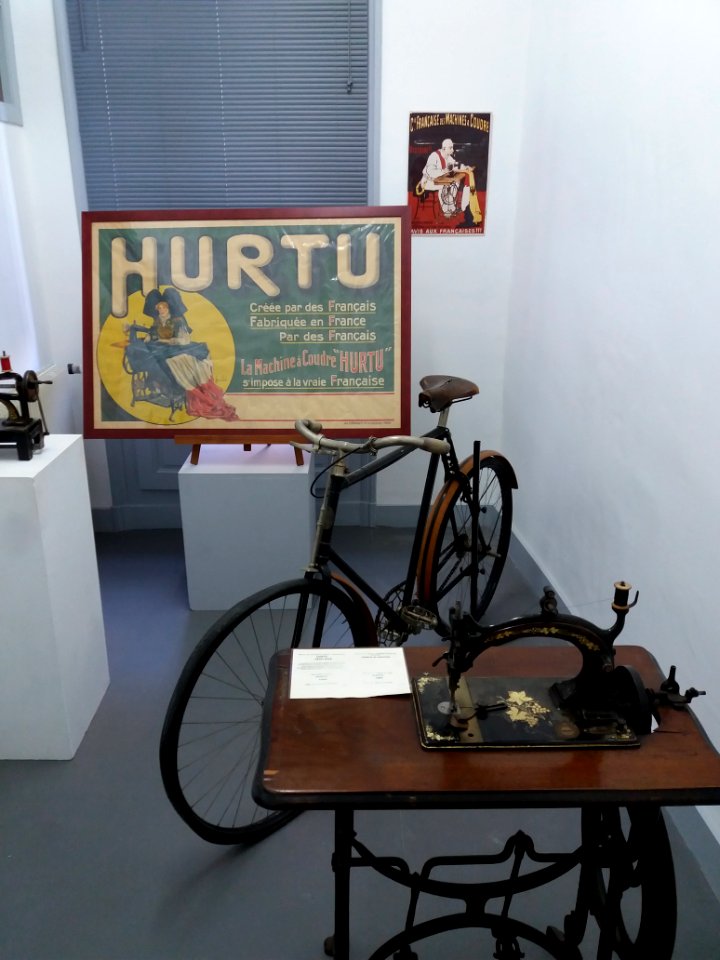 Amplepuis - Musée Barthélemy Thimonnier - Petite salle avec affiche Hurtu