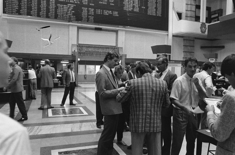 Amsterdamse effectenbeurs na enorme koersval, Bestanddeelnr 933-7596
