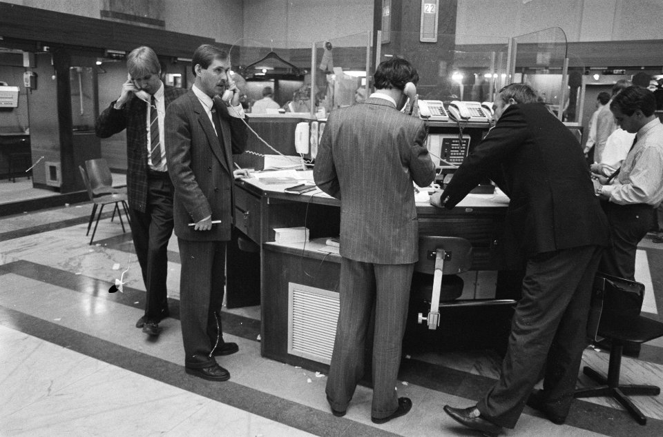 Amsterdamse effectenbeurs na enorme koersval, Bestanddeelnr 933-7595