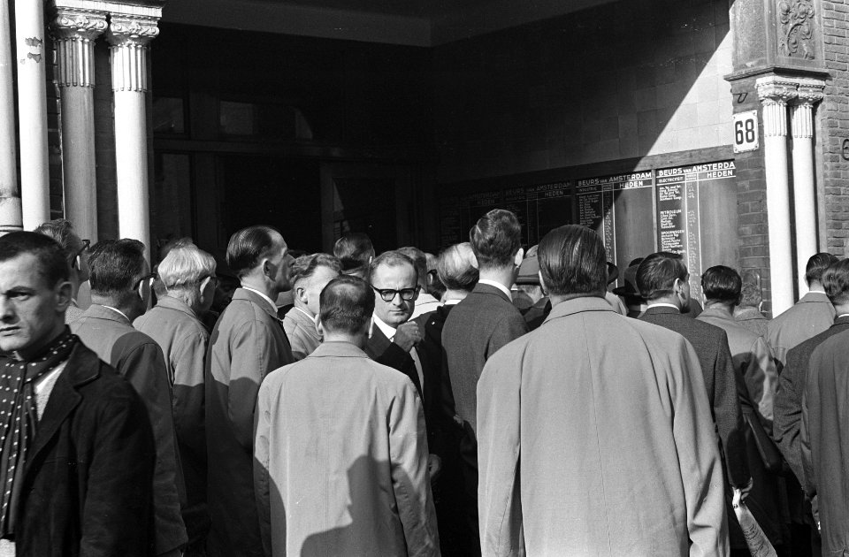 Amsterdamse Effectenbeurs in nerveuze stemming, vele verdrongen zich om de beurs, Bestanddeelnr 914-4377