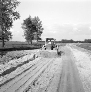 Aanleg en verbeteren van wegen, dijken en spaarbekken, grindkleistabilisatie, eg, Bestanddeelnr 161-0969