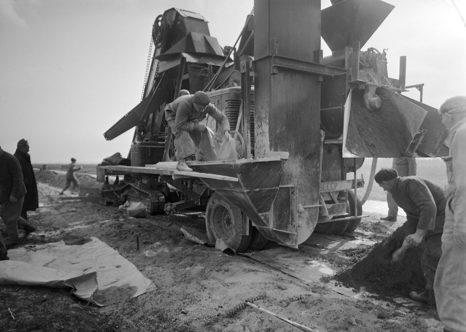 Aanleg en verbeteren van wegen, dijken en spaarbekken, grondcementstabilisatie, , Bestanddeelnr 161-0358