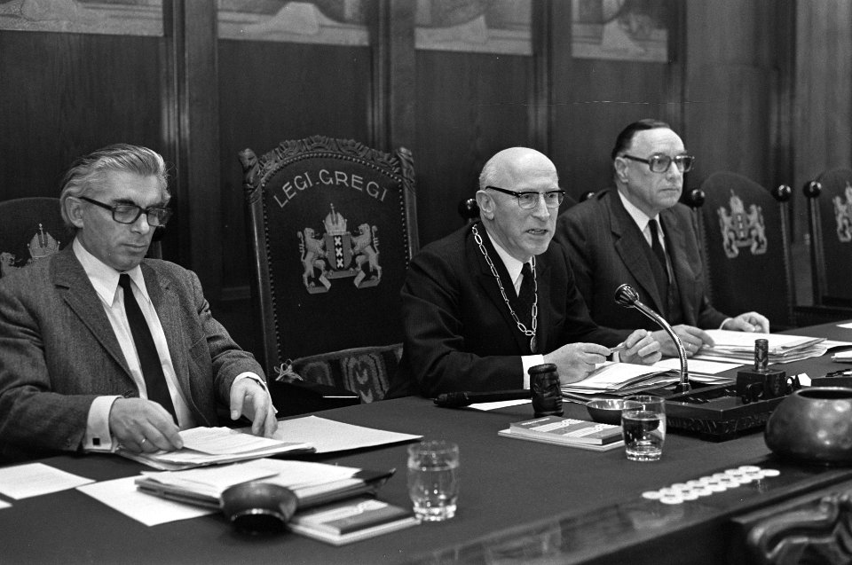 Amsterdamse Gemeenteraad vergadert, v.l.n.r. Wethouder W. polak , Burgemeester S, Bestanddeelnr 926-1587