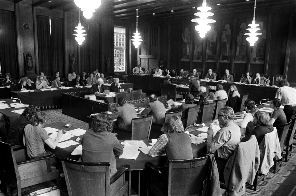 Amsterdamse gemeenteraad vergadert met nieuw college van B&W overzicht gemeente, Bestanddeelnr 927-4451