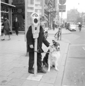 Amsterdamse jongen bindt hond vast aan nieuwe parkeermeter, Bestanddeelnr 916-1978