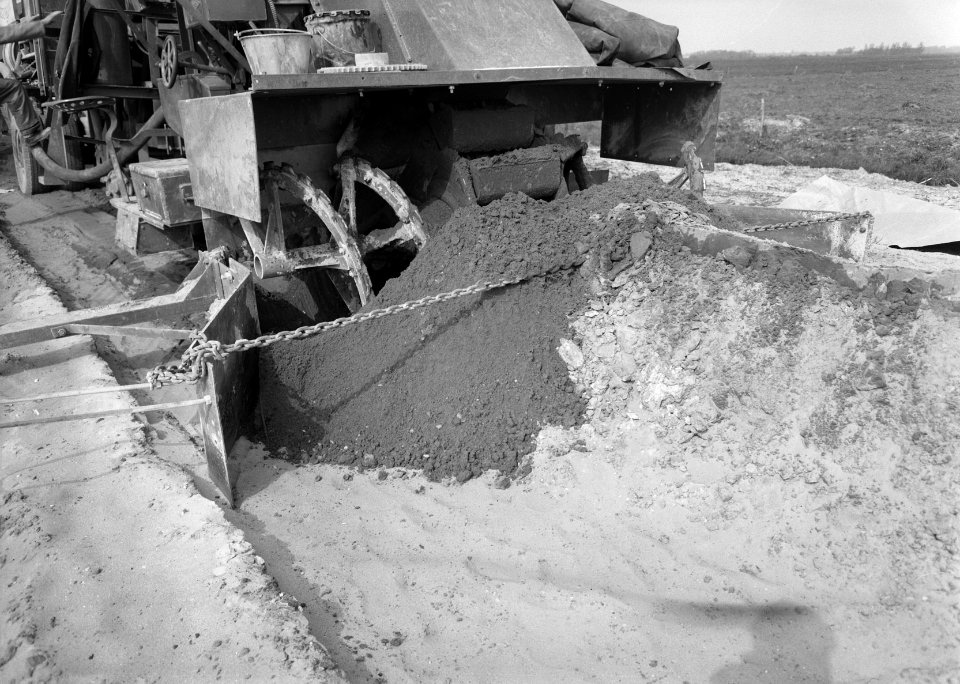 Aanleg en verbeteren van wegen, dijken en spaarbekken, grondcementstabilisatie, , Bestanddeelnr 161-0351