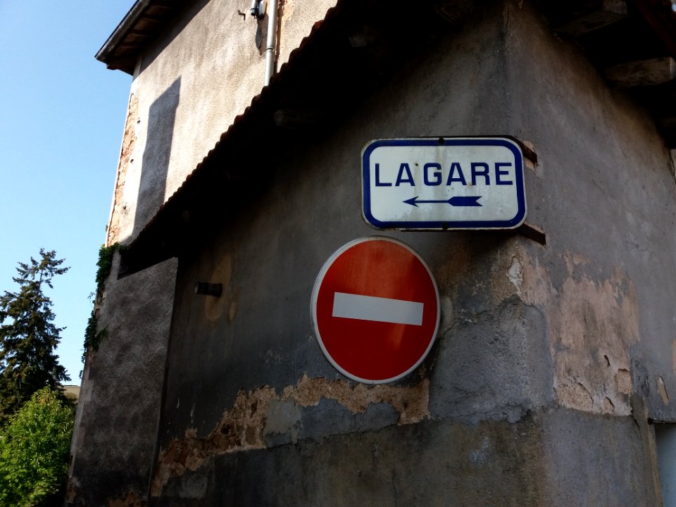 Amplepuis - Chemin de la Gare - Panneaux au niveau de la place d'Armes