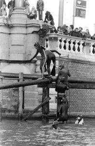 Amstelrally voor kikvorsmannen in Amsterdam kikvorsmannen in aktie, Bestanddeelnr 928-2612