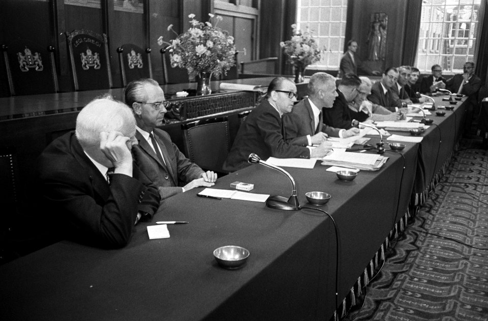 Amsterdamse gemeenteraad hield hearing , wethouder Elsenburg (vierde links) aa, Bestanddeelnr 920-6041