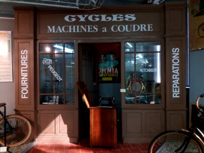 Amplepuis - Musée Barthélemy Thimonnier - Salle des cycles - Vitrine de magasin Cycles et machines à coudre