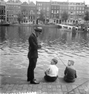 Amsterdamse jongens die niet op de opening van het visseizoen 1 juni as kunnen w, Bestanddeelnr 909-5825