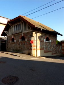 Amplepuis - Rue Thimonnier - Maison en pierre à l'angle de la place d'Armes