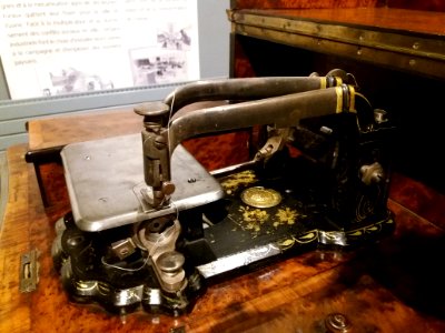 Amplepuis - Musée Barthélemy Thimonnier - Machine à coudre sur bâti Wheeler & Wilson, États-Unis, 1872 (02.018.01)