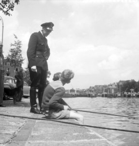 Amsterdamse jongens die niet op de opening van het visseizoen 1 juni as kunnen w, Bestanddeelnr 909-5823